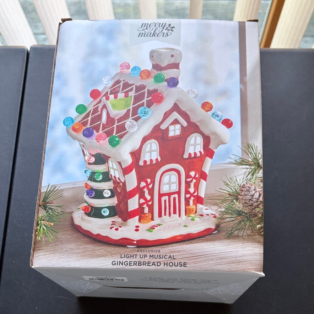 NIB Merry Makers Light Up Musical Gingerbread House
